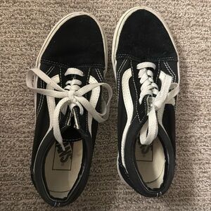 Old Skool Sneakers Vans 
Black and white size 6.5